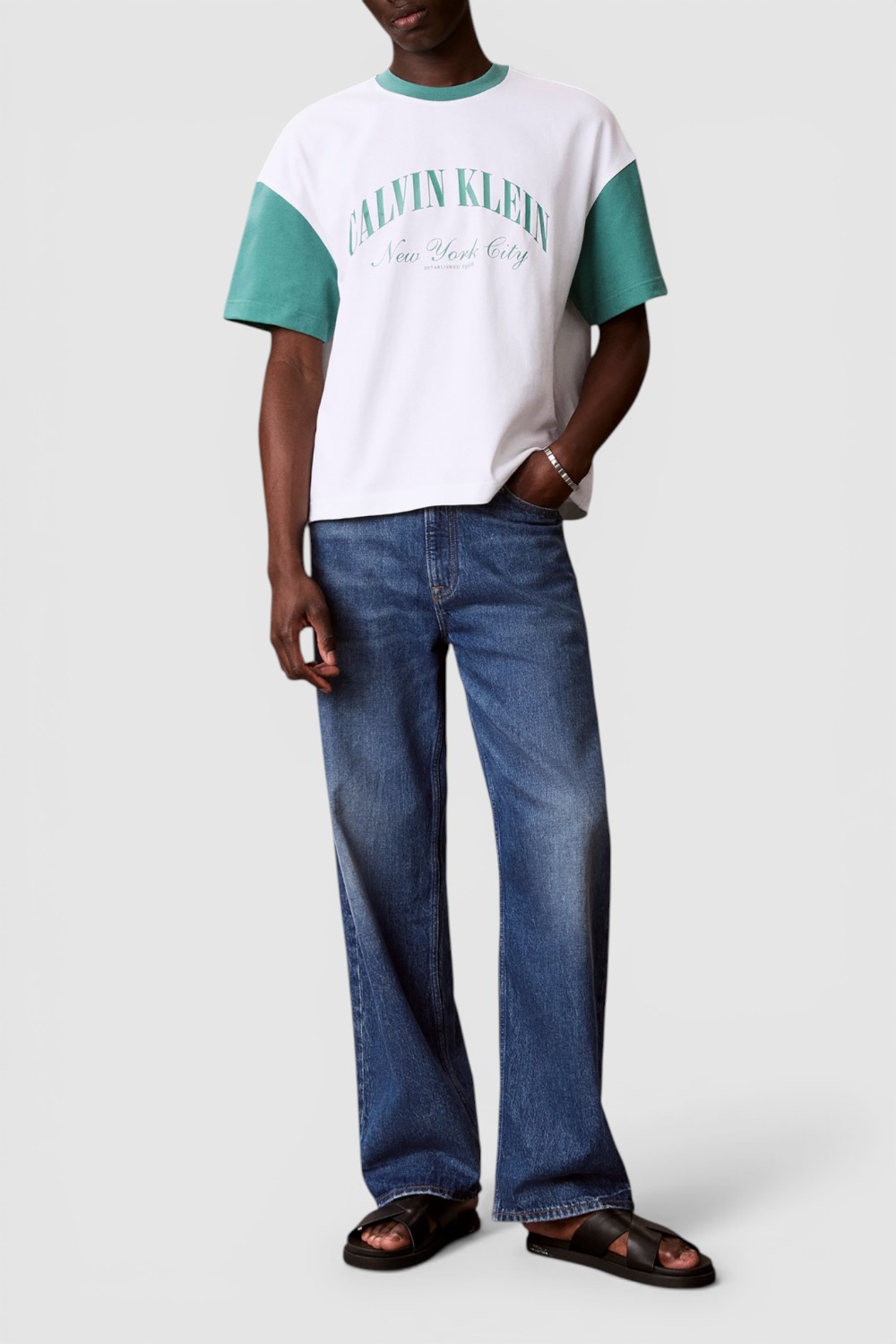 תמונת כל הלוק של חולצת טי